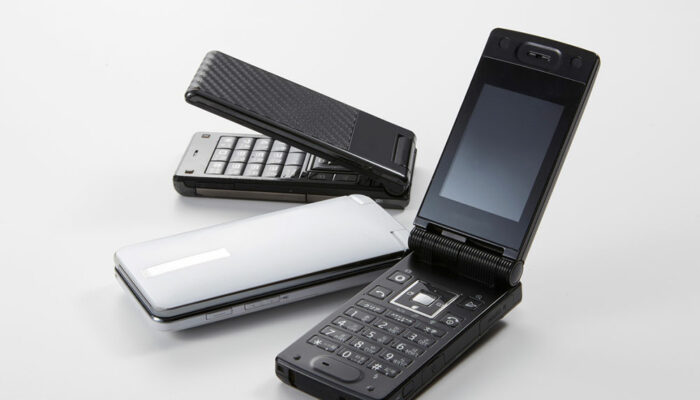 8 popular flip phones for seniors